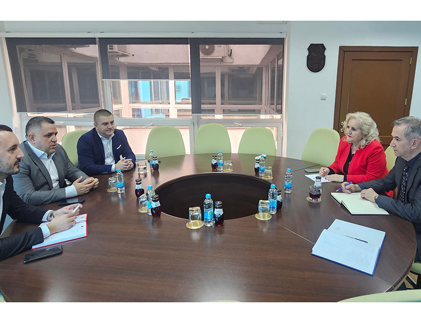 БАЊАЛУКА, 30. ЈАНУАРА /СРНА/ - Министар трговине и туризма Републике Српске Нед Пуховац разговарао је данас у Лакташима са градоначелником Мирославом Бојићем о унапређењу сарадње у области трговине, промоције домаћих производа и даљем развоју туристичке понуде града Лакташи.