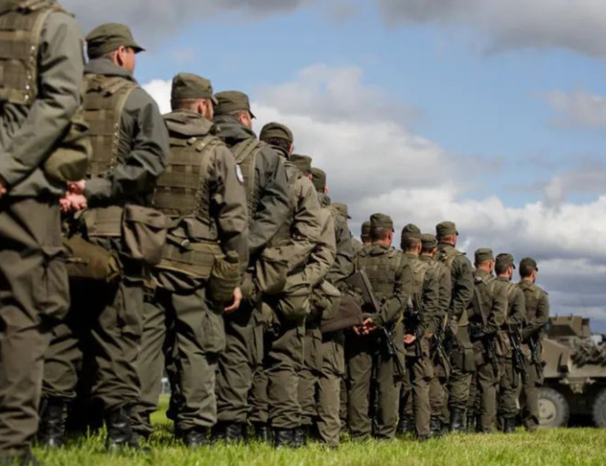 БЕЧ, 30. ЈАНУАРА /СРНА/ - У Аустрији ће бити одржан референдум о продужењу обавезног војног рока са шест на осам мјесеци, изјавио је премијер Кристијан Штокер.