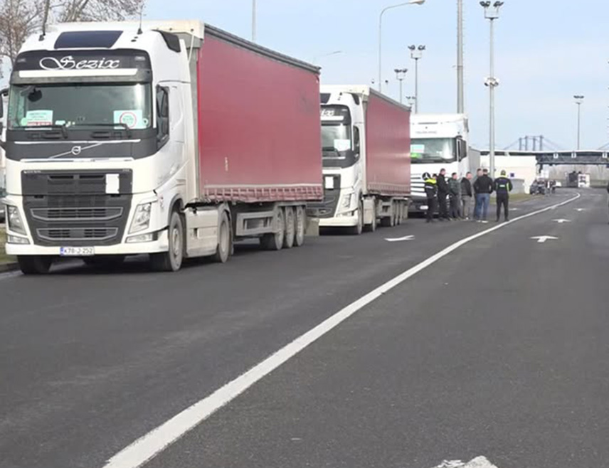 САРАЈЕВО, 30. ЈАНУАРА /СРНА/ - Влада Федерације БиХ /ФБиХ/ најавила је данас наставак јачања кадровских капацитета Федералне управе за инспекцијске послове ради смањења задржавања и ублажавања застоја на граничним прелазима и мјестима царињења ради брже и ефикасније примјене инспекцијских контрола.