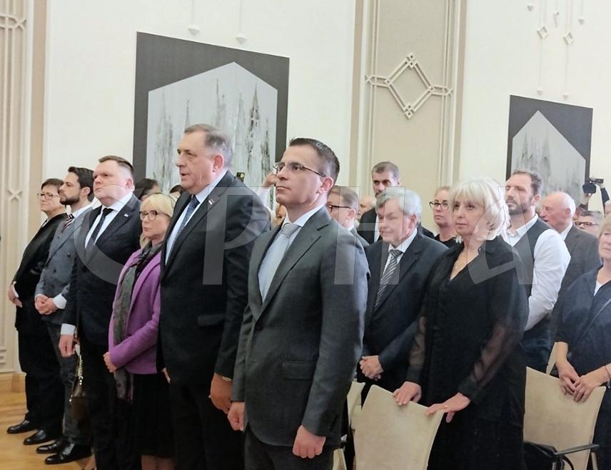 БУДИМПЕШТА, 31. ЈАНУАРА /СРНА/ - У Будимпешти је почела Светосавска академија - централна прослава српске заједнице у Мађарској којој присуствују вршилац дужности предсједника Републике Српске Ана Тришић Бабић и лидер СНСД-а Милорад Додик.