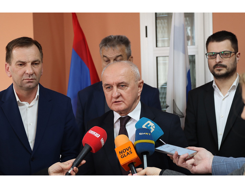 УГЉЕВИК, 31. ЈАНУАРА /СРНА/ - Министар енергетике и рударства Републике Српске Петар Ђокић најавио је данас подршку Владе Републике Српске општини Угљевик за рјешавање проблема мјештана који се налазе у зони рударских радова Рудника и термоелектране /РиТЕ/ "Угљевик".