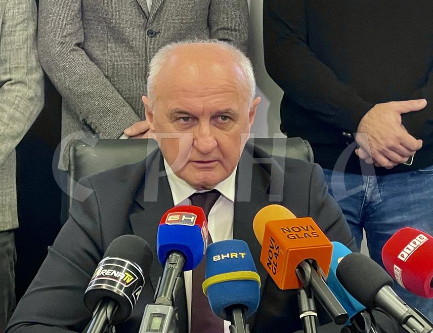 УГЉЕВИК, 31. ЈАНУАРА /СРНА/ - Министар енергетике и рударства Републике Српске Петар Ђокић изјавио је данас да је циљ Владе да Република Српска има енергетску сигурност и да не зависи од другог, те да се због тога предузимају све мјере да термоелектране Угљевик и Гацко наставе да раде.