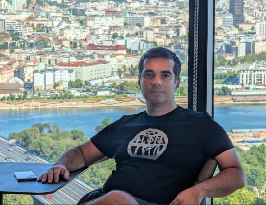 У информационим технологијама ћирилица често и неправедно није подржана. Из тог разлога желео сам да направим квалитетну апликацију и "попуним ту рупу" барем што се тиче учења и писања ћирилице, каже аутор апликације за дјецу "Учимо азбуку" Вељко Миљанић.