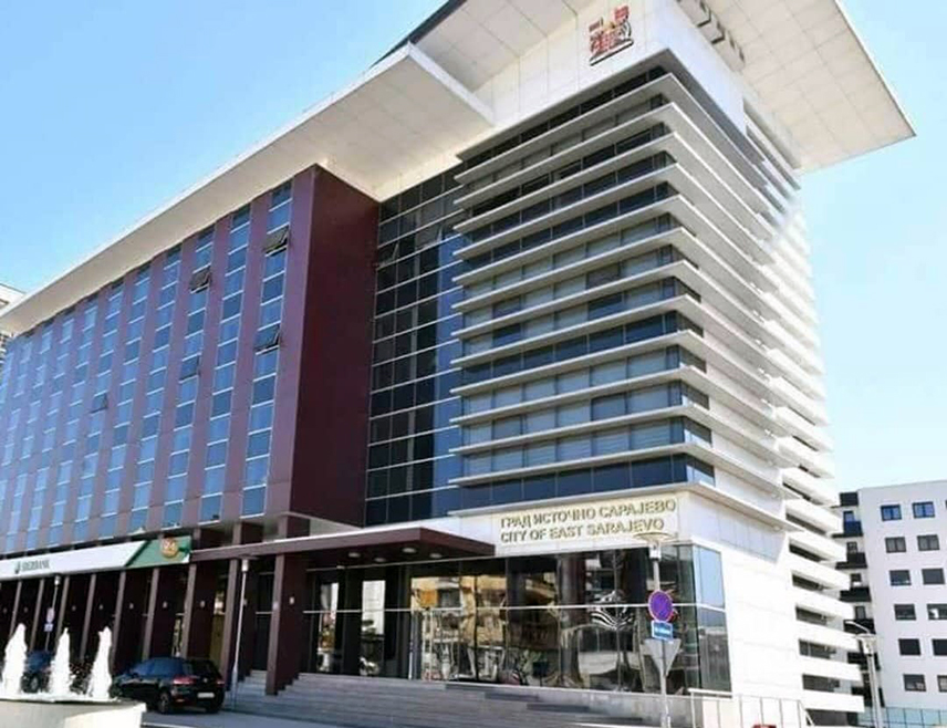 ИСТОЧНО САРАЈЕВО, 1. ФЕБРУАРА /СРНА/ - Министарство спољне трговине и економских односа у Савјету министара, у сарадњи са УНДП-ом и градом Источно Сарајево, успјешно је реализовало пројекат изградње фотонапонске електране снаге 124,50 киловат-пика на згради Градске управе, рекао је ресорни министар Сташа Кошарац.