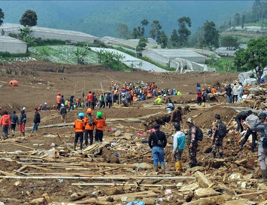 ЏАКАРТА, 2. ФЕБРУАРА /СРНА - РИА Новости/ – Број погинулих у клизишту у индонежанској покрајини Чисаура порастао је на 74, саопштила је Национална агенција за ублажавање катастрофа Индонезије.