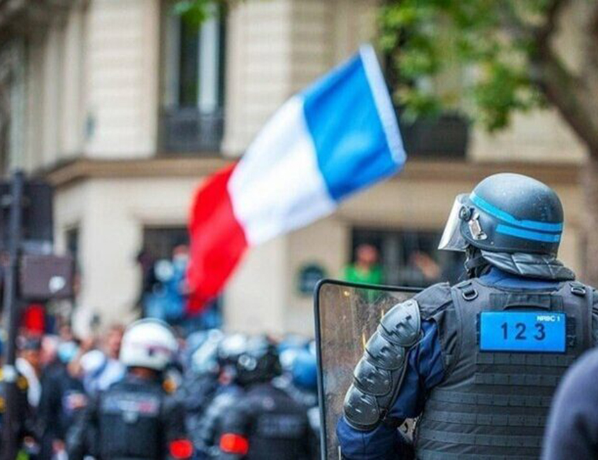 ПАРИЗ, 2. ФЕБРУАРА /СРНА/ - Демонстранти су током протеста у центру Париза поцијепали заставу ЕУ, позивајући на излазак Француске из Уније ради заштите француских фармера од штетних политика које спроводи Брисел.