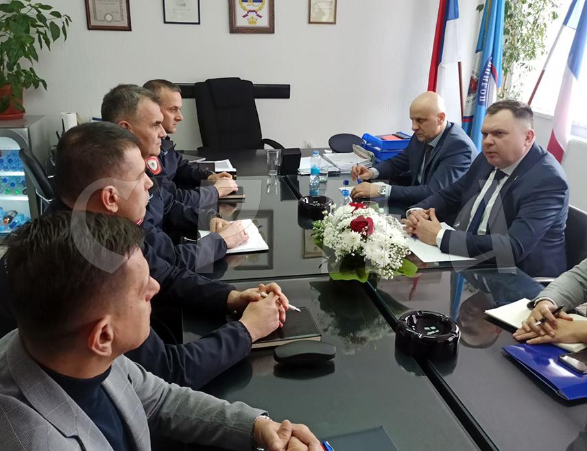 ЗВОРНИК, 2. ФЕБРУАРА /СРНА/ - Министар унутрашњих послова Републике Српске Жељко Будимир најавио је да ће на подручју у надлежности Полицијске управе Зворник од данас бити појачано присуство полиције како би био онемогућен било какав безбједносни инцидент који би нарушио процес понављања избора заказаних у недјељу, 8. фебруара.