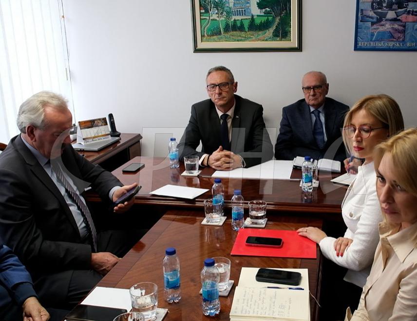 БАЊАЛУКА, 2. ФЕБРУАРА /СРНА/ - Министар рада и борачко-инвалидске заштите Републике Српске Радан Остојић изјавио је да ће ресорно министарство реализовати све обавезе према пензионерима у Републици Српској како је то буџетом планирано за ову годину.