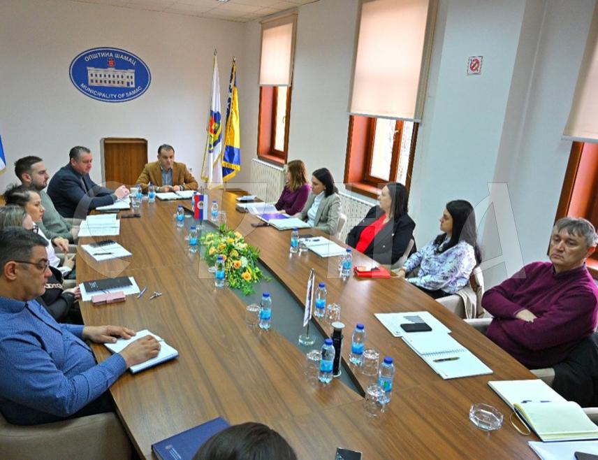 ШАМАЦ, 2. ФЕБРУАР /СРНА/ - Комунално предузеће "Водовод и канализација" из Шамца намјерава да у овој години изгради још 23 километра водоводне мреже у мјесним заједницама Корница и Доња Слатина.