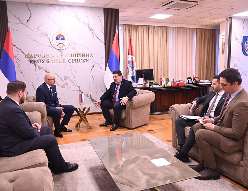 БАЊАЛУКА, 2. ФЕБРУАРА /СРНА/ - Предсједник Народне скупштине Републике Српске Ненад Стевандић данас је у Бањалуци разговарао са амбасадором Словачке у БиХ Романом Хлобеном о процесу европских интеграција и истакао да се у том процесу мора поштовати и уважити уставна конституција БиХ, као и уставни статус и права Српске.