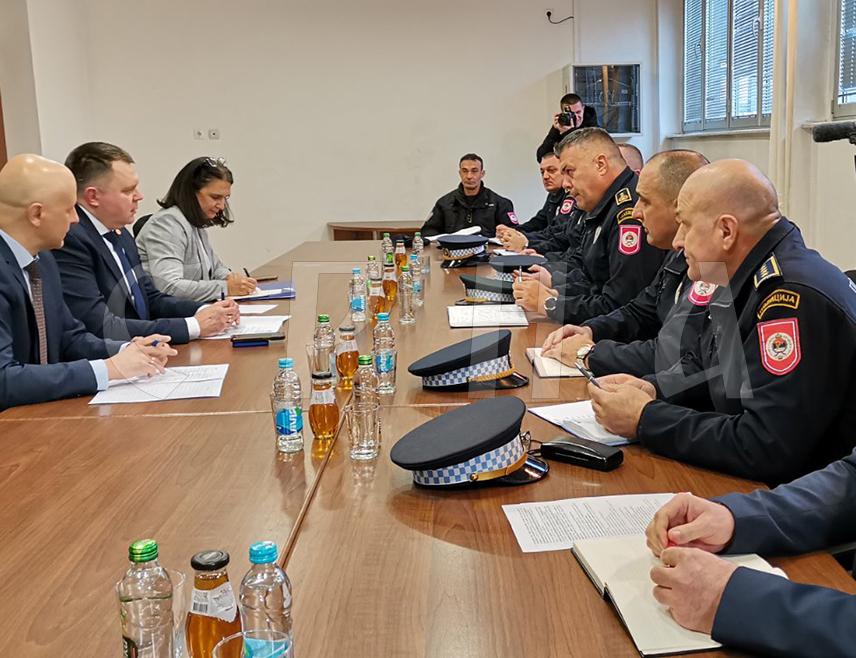 ДОБОЈ, 2. ФЕБРУАРА /СРНА/ - Министар унутрашњих послова Републике Српске Жељко Будимир најавио је појачано присуство полиције на подручју Полицијске управе Добој с циљем превенције безбједносних инцидената током поновљених избора за предсједника Републике Српске, који ће у недјељу, 8. фебруара, бити одржани на појединим бирачким мјестима у том граду и Станарима.