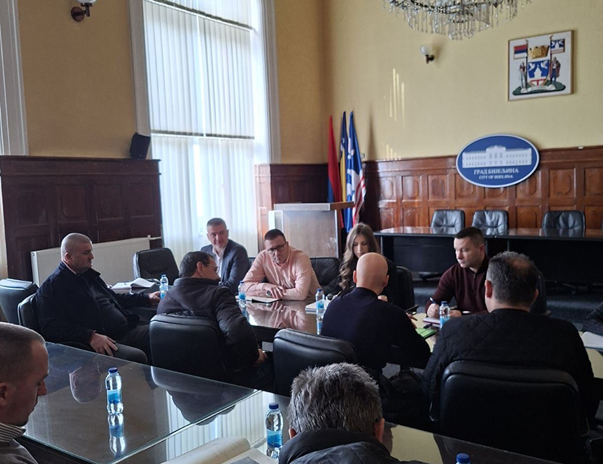 БИЈЕЉИНА, 2. ФЕБРУАРА /СРНА/ - Скупштине града Бијељина покренуће процедуру за сазивање тематске сједнице како би се јавно и отворено разговарало о свим кључним питањима која оптерећују пољопривредну производњу у Семберији.
