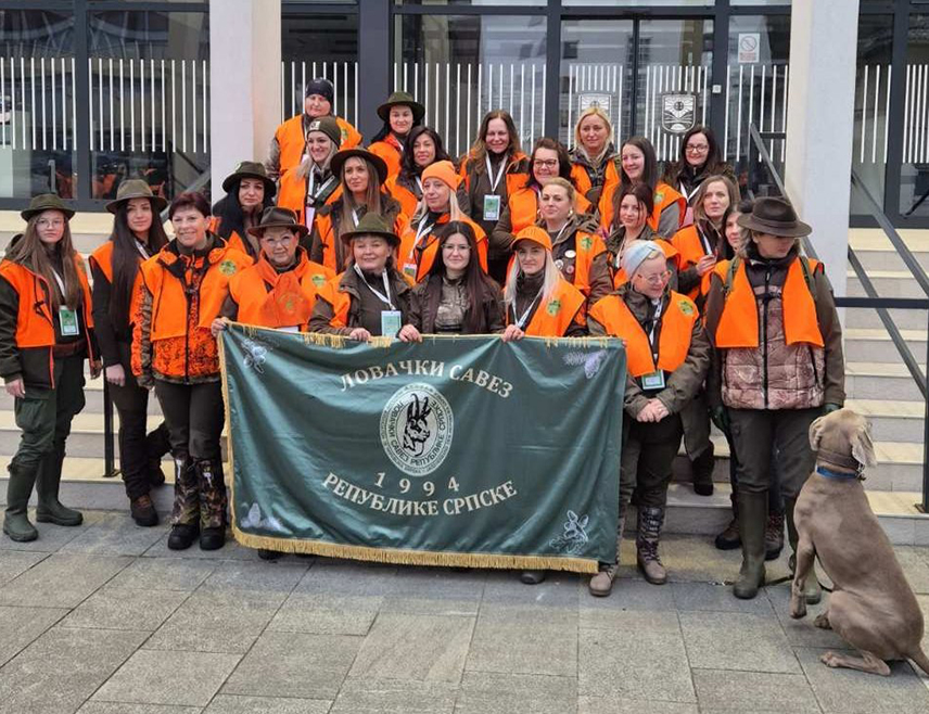 БАЊАЛУКА, 2. ФЕБРУАРА /СРНА/ - Премијер Републике Српске Саво Минић истакао је да је све више жена која се баве ловом што га радује.