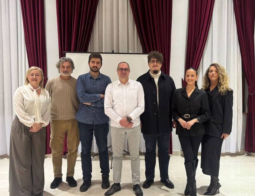 МОСTАР, 2. ФЕБРУАРА /СРНА/ - У препуном Музеју Саборне цркве у Мостару вечерас је премијерно приказан документарни филм "Век прође, а што те нема" у режији Драгана Милића и Драгана Величковића, поводом 102 године од смрти пјесника Алексе Шантића.