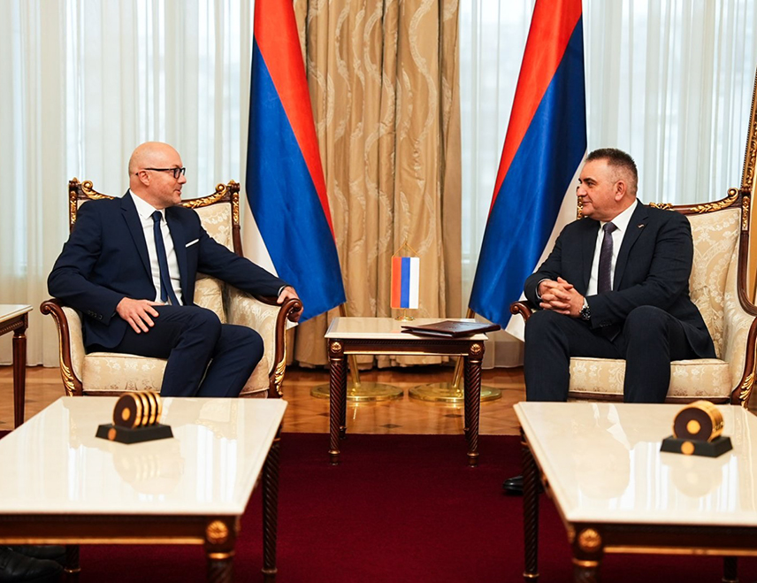 БАЊАЛУКА, 3. ФЕБРУАРА /СРНА/ - Предсједник Владе Републике Српске Саво Минић и амбасадор Словачке у БиХ Роман Хлобен оцијенили су на састанку у Бањалуци да су отворена комуникација и уважавање различитих ставова кључни за стабилност и напредак, те изразили спремност за наставак добре сарадње.