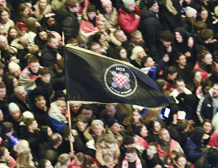 БЕОГРАД, 3. ФЕБРУАРА /СРНА/ - Историчар Чедомир Антић оцијенио је да је врло снажна фрустрација око идентитета Хрвата разлог толико велике популарности проусташког пјевача Марка Перковића Томпсона у хрватском друштву, која је довела и до сукоба између градских власти Загреба и Владе Хрватске.