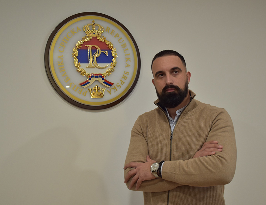 ИСТОЧНО САРАЈЕВО, 4. ФЕБРУАРА /СРНА/ - Социолог из Источног Сарајева Владимир Васић упозорио је да већи дио хрватског друштва све више клизи ка усташком екстремизму и све наглашенијој србофобији, те упозорио да је дефектно величати оно чега би се требало стидјети.