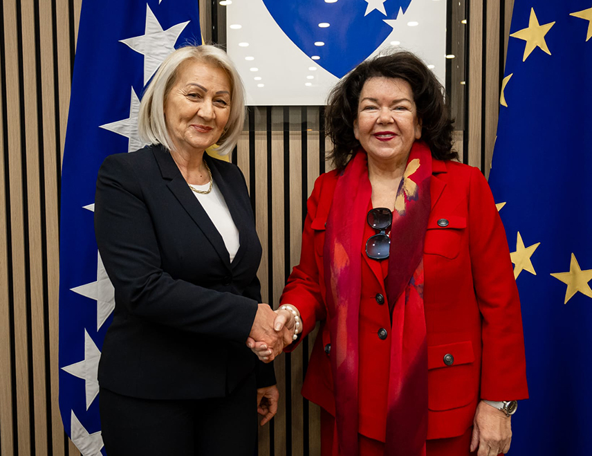 САРАЈЕВО, 3. ФЕБРУАРА /СРНА/ - Предсједавајућа Савјета министара Борјана Кришто разговарала је данас у Сарајеву са специјалним изаслаником Велике Британије за Балкан Карен Пирс о европском путу БиХ као најважнијем спољнополитичком циљу.