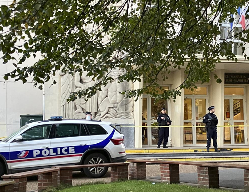 ПАРИЗ, 3. ФЕБРУАРА /СРНА/ - Наставница основне школе у француској комуни Санари-сур-Мер животно је угрожена након што ју је ученик убо ножем у учионици, саопштио је француски министар образовања Едуар Жефре.