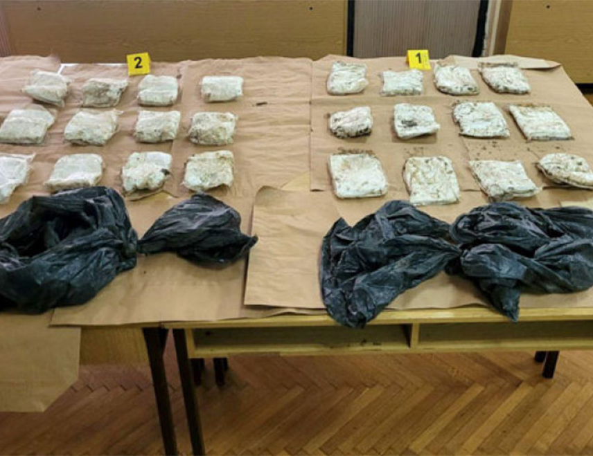 БЕОГРАД, 3. ФЕБРУАРА /СРНА/ - Полиција је у околини Панчева заплијенила око 25 килограма амфетамина који је био закопан у земљи и ухапсила мушкарца У. Б. /21/, рекао је министар унутрашњих послова Србије Ивица Дачић.