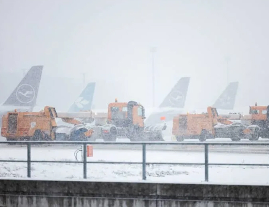 ФРАНКФУРТ, 3. ФЕБРУАРА /СРНА/ - Путници на Међународном аеродрому у Франкфурту суочени су са отказивањем и одгађањем летова због обилних сњежних падавина, саопштио је неименовани портпарол компаније "Фрапорт фраг де", која управља Аеродромом.