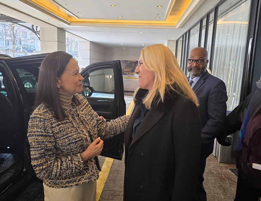 ВАШИНГТОН, 3. ФЕБРУАРА /СРНА/ - Српски члан Предсједништва БиХ Жељка Цвијановић разговарала је у Вашингтону са утицајном политичарком из Венецуеле Маријом Корином Мачадом.