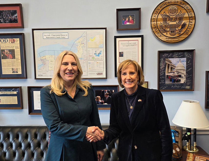 ВАШИНГТОН, 3. ФЕБРУАРА /СРНА/ - Српски члан Предсједништва БиХ Жељка Цвијановић састала се у Вашингтону са конгресменком Клаудијом Тени са којом је разговарала о актуелним политичким приликама у БиХ и региону.