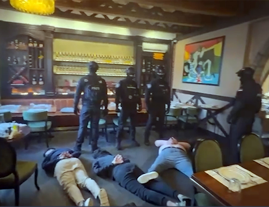 БЕОГРАД, 4. ФЕБРУАРА /СРНА/ - У Београду су ухапшена четири малољетника и четири одрасла лица, који су рекетирали привредне субјекте и угоститељске објекте, наводно нудећи заштиту од "врачарског клана".