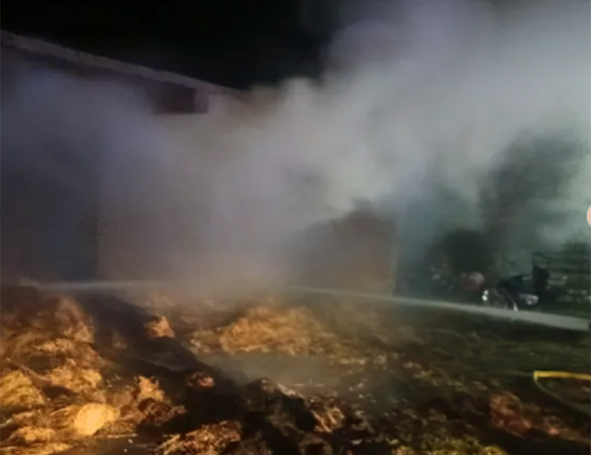 TРЕБИЊЕ, 4. ФЕБРУАРА /СРНА/ - У селу Зупци, код Tребиња ватрогасци и јутрос гасе пожар који је избио у хангару за сијено, изјавио је Срни командир требињских ватрогасаца Неђо Ћук.