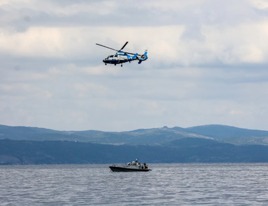 АТИНА, 4. ФЕБРУАРА /СРНА/ - Грчки патролни чамци и хеликоптер обалске страже трагају за несталим особама код источног егејског острва Хиос након судара патролног брода и глисера са мигрантима, у којем је погинуло најмање 15 људи, саопштила је обалска стража.