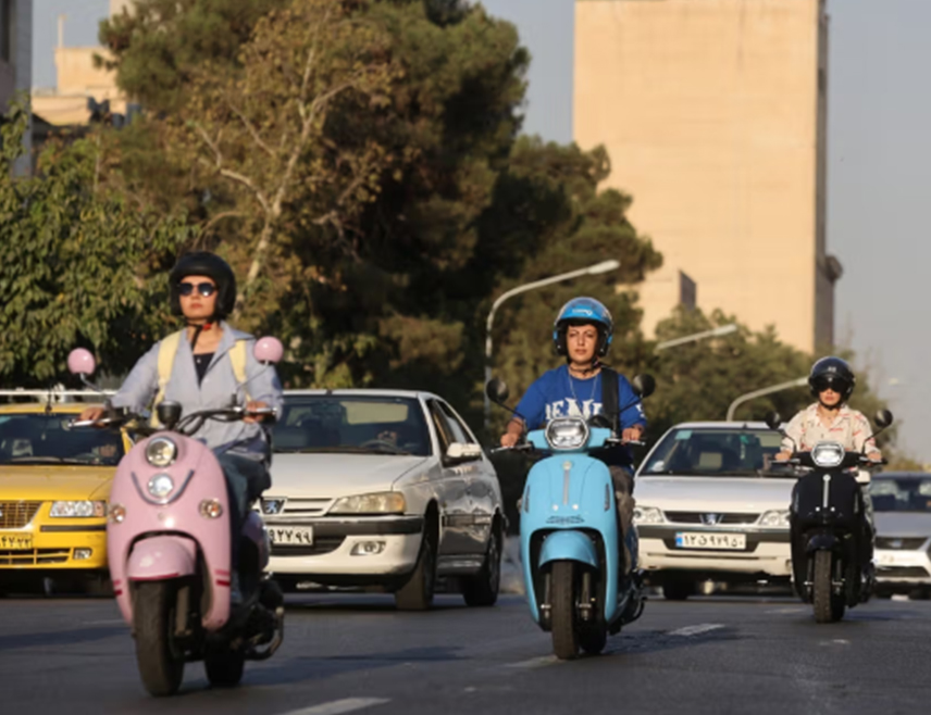 ТЕХЕРАН, 4. ФЕБРУАРА /СРНА/ - Ирански потпредсједник Мохамед Реза Ареф потписао је измјену закона о саобраћају према којој жене од сада имају право да возе мотоцикле, пренијела је иранска агенција Илна.