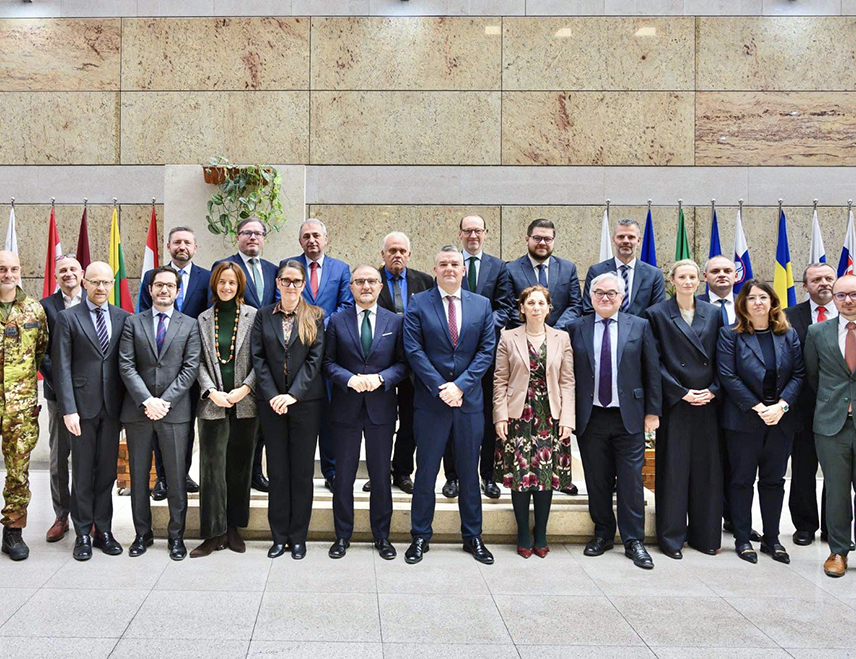 САРАЈЕВО, 4. ФЕБРУАРА /СРНА/ - Током сусрета министра правде у Савјету министара Давора Бунозе са амбасадорима земаља чланица ЕУ и шефом ЕУ Делегације у БиХ Луиђи Сореком истакнуто је да су реформе у области правосуђа суштинске за приступни процес земље у ЕУ.