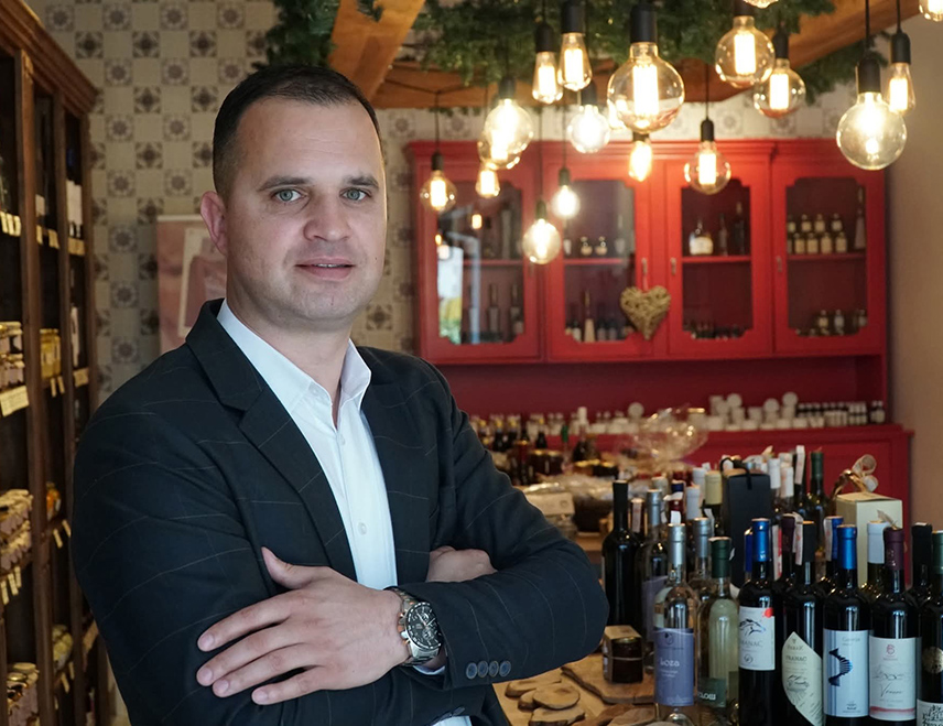 ТРЕБИЊЕ, 4. ФЕБРУАРА /СРНА/ - "Херцеговачка кућа" из Tребиња представиће своје производе у Бечу у петак, 6. фебруара, у оквиру учешћа градске делегације на Светосавском балу, изјавио је Срни директор Аграрног фонда Веселин Дутина.