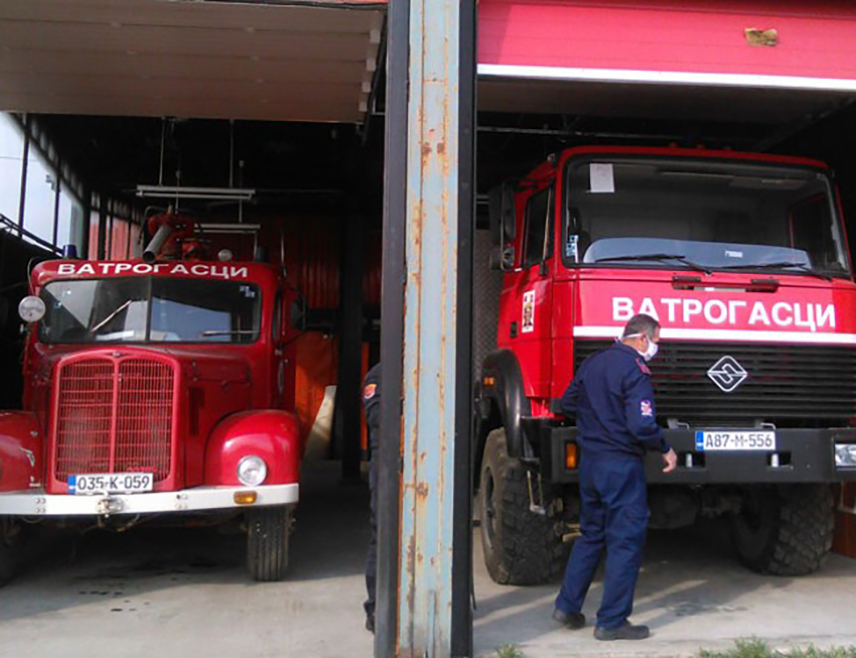 TРЕБИЊЕ, 4. ФЕБРУАРА /СРНА/ - Пожар у хангару за сијено у требињском селу Зупци још није у потпуности саниран, али не угрожава околину, изјавио је вечерас Срни замјеник командира требињских ватрогасаца Неђо Ћук.
