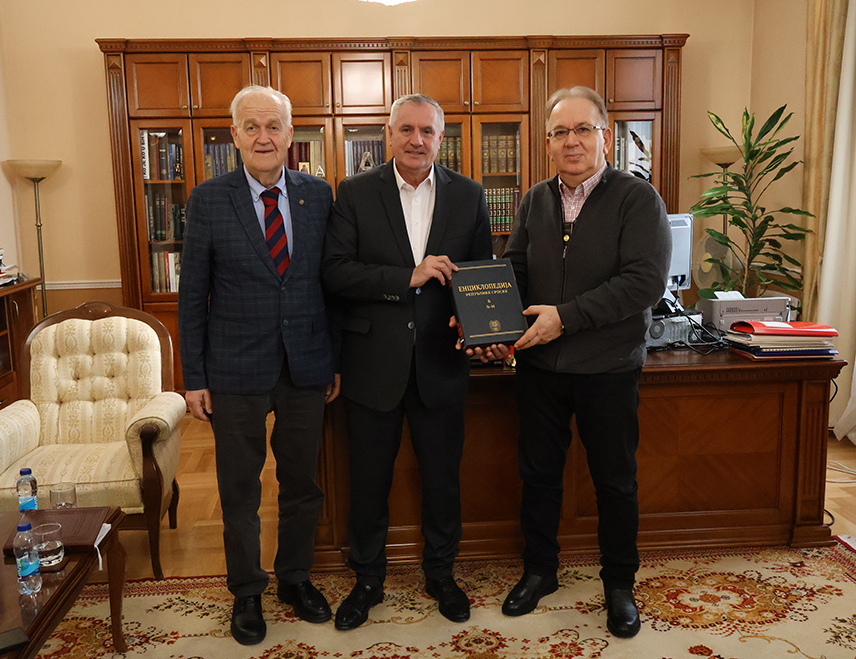 БАЊАЛУКА, 5. ФЕБРУАРА /СРНА/ - Вршиоцу дужности директора "Аутопутеви Републике Српске" Радовану Вишковићу уручено је шест томова Енциклопедије Републике Српске, као знак захвалности за досадашњу подршку и помоћ у реализацији овог капиталног дјела.