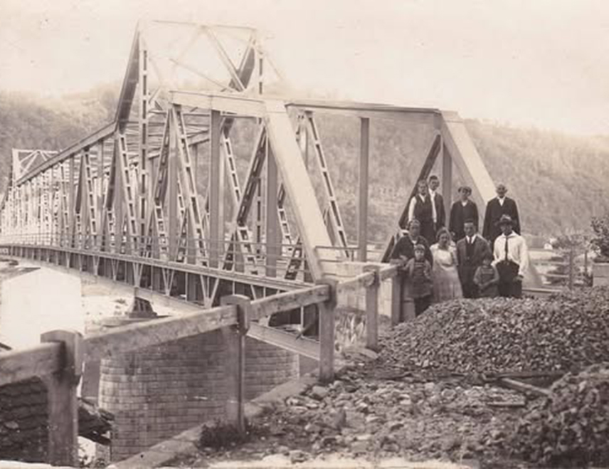 БРАТУНАЦ, 5. ФЕБРУАРА /СРНА/ - Стари мост на Дрини између Братунца и Љубовије, као и мост између Скелана и Бајине Баште, изграђени су и пуштени у промет далеке 1926, те се ове године навршава јубиларних стотину година њиховог постојања и повезивања српског народа са двије стране ријеке.