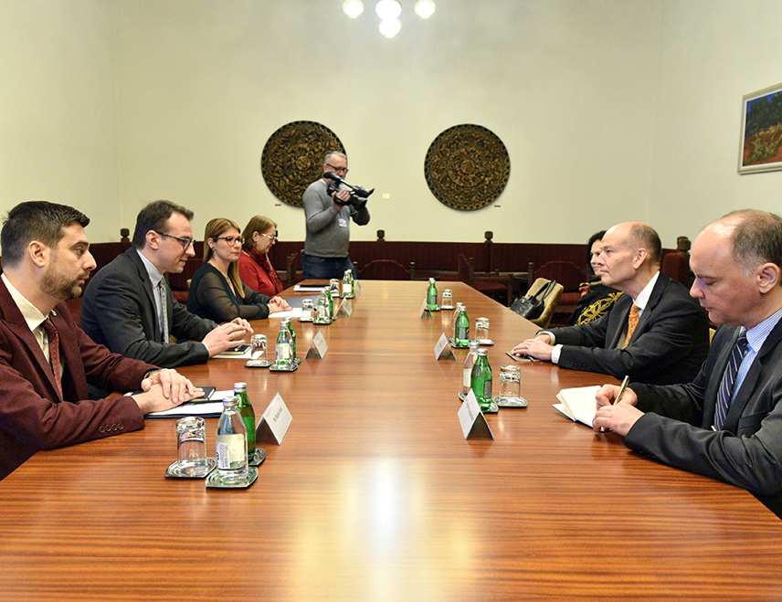 БЕОГРАД, 5. ФЕБРУАРА /СРНА/ - Директор Канцеларије Владе Србије за Косово и Метохију Петар Петковић истакао је да је од пресудне важности да Унмик стане на пут намјерама Приштине да примијени такозване законе о странцима и возилима, којим настоји додатно да угрози бројна људска права Срба.