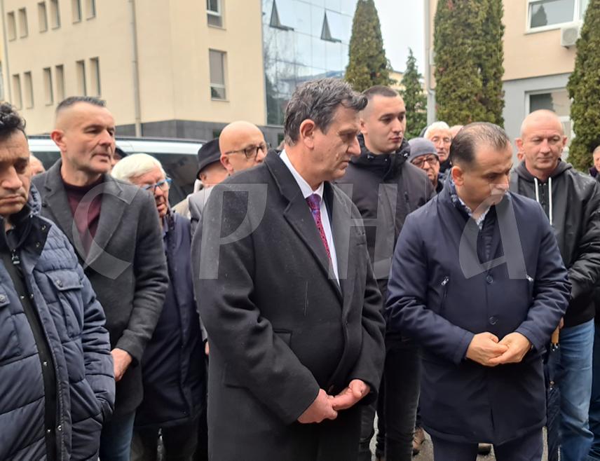 ДОБОЈ, 5. ФЕБРУАРА /СРНА/ - Предсједник Српске демократске странке /СДС/ Бранко Блануша затражио је данас од окружног јавног тужиоца у Добоју увид у статус пријава које је ова странка предала због сумње на нерегуларности на пријевременим изборима за предсједника Републике Српске, одржаним 23. новембра.