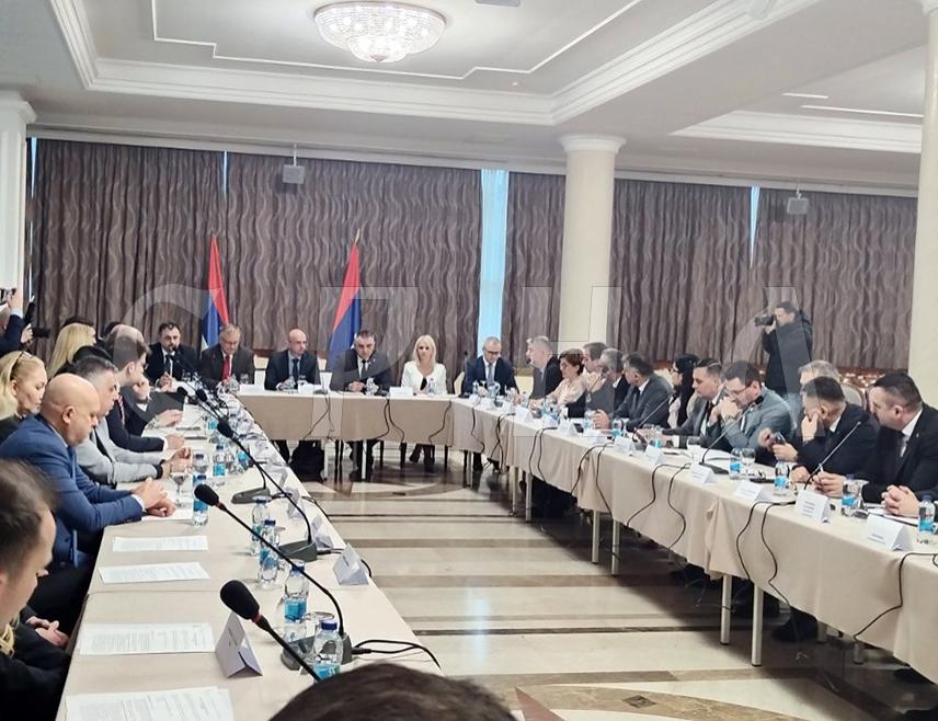 БАЊАЛУКА, 5. ФЕБРУАРА /СРНА/ - Предсједник Владе Републике Српске Саво Минић изјавио је да се у Српској ове године очекују знатне јавне инвестиције које ће бити један од предуслова за постизање значајнијег економског замаха, поготово када је ријеч о пословању у привреди.