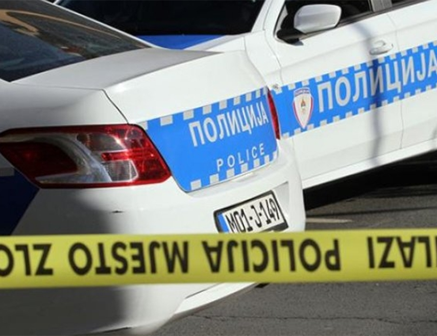 ЗВОРНИК, 5. ФЕБРУАРА /СРНА/ - Један мушакрац извршио је данас самоубиство, скочишви са спрата стамбене зграде "Дуга" у Зворнику, речено је Срни у зворничкој Полицијској управи.