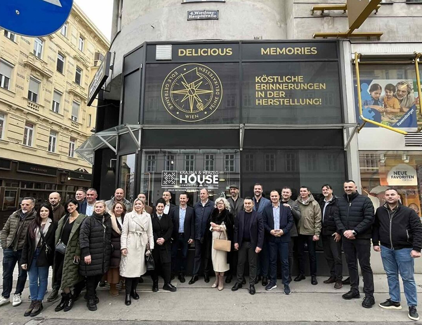 TРЕБИЊЕ, 6. ФЕБРУАРА /СРНА/ - Делегација из Tребиња посјетила је у Бечу "Кућу Републике Српске" - продавницу херцеговачких и крајишких производа.