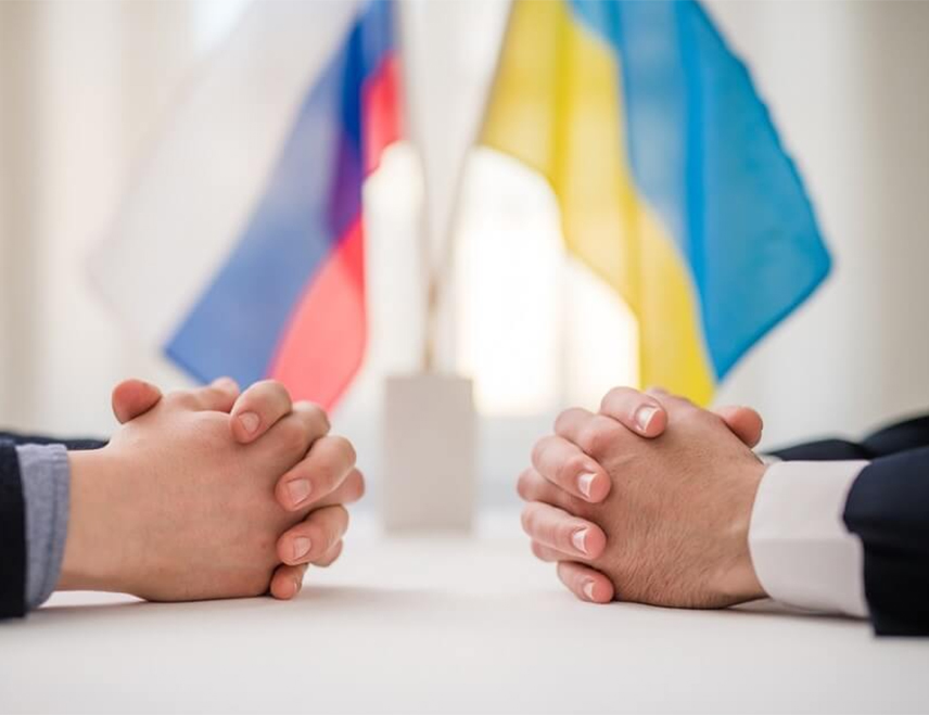 КИЈЕВ, 6. ФЕБРУАРА /СРНА/ - У правно-политичком пољу Украјине тренутно не постоје политичари способни да гарантују спровођење потенцијалног мировног споразума са Русијом, изјавио је бивши украјински премијер Николај Азаров.