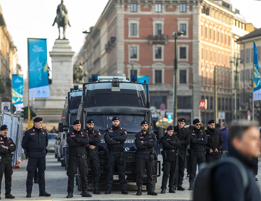 МИЛАНО, 6. ФЕБРУАРА /СРНА/ - Италија је појачала мјере безбједности пред вечерашњу церемонију отварања 25. Зимских олимпијских игара у Милану и Кортини, а хиљаде агената штите спортисте, гледаоце и свјетске лидере на локацијама од Милана до Доломита, пише "Дејли мејл".
