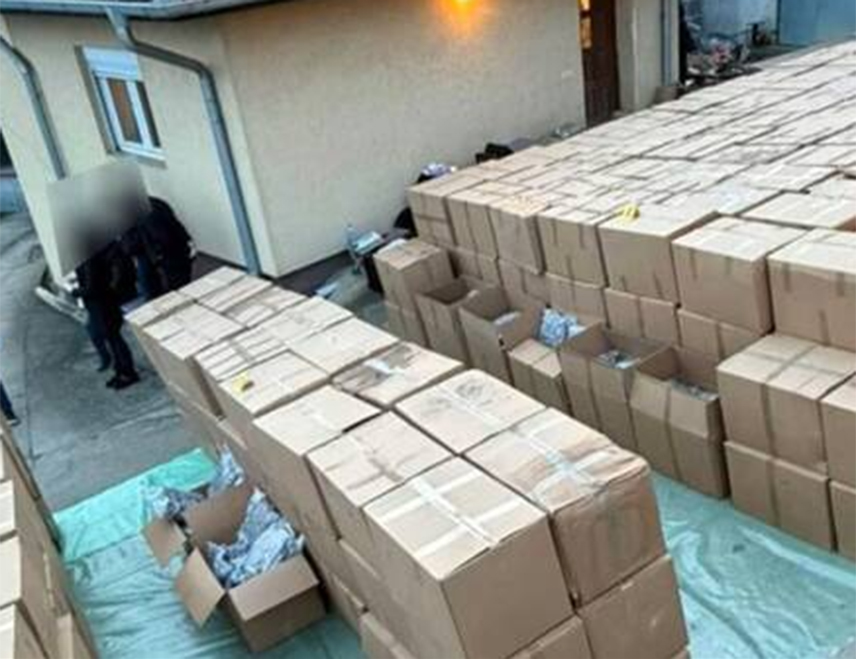 СКОПЉЕ, 6. ФЕБРУАРА /СРНА/ - Полиција је извршила претресе у Фабрици за производњу марихуане за медицинске сврхе "Алфафарм груп" у Скопљу гдје је, према незваничним информацијама, заплијенила 27 тона медицинског канабиса.