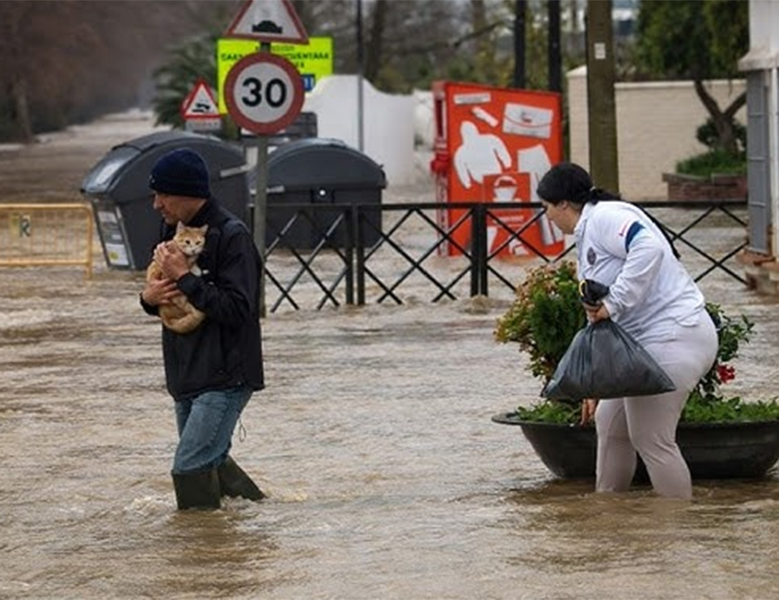 МАДРИД, 6. ФЕБРУАРА /СРНА-Ројтерс/ - Више од 11.000 људи до је сада било приморано да напусти домове у у шпанском региону Андалузији након олуја које су погодиле Португалију и Шпанију.