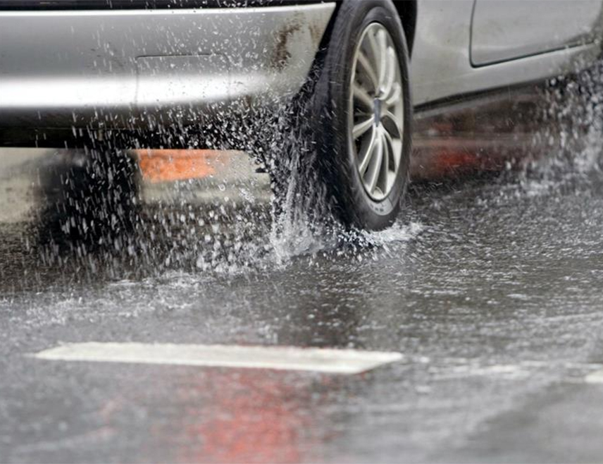 БАЊАЛУКА, 7. ФЕБРУАРА /СРНА/ - У Републици Српској и Федерацији БиХ коловози су јутрос мокри и клизави, на дионицама у усјецима повећана је опасност од одрона, а у котлинама и у вишим предјелима има магле.