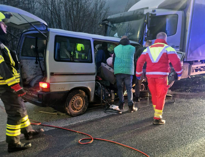 ПАЛЕ, 7. ФЕБРУАРА /СРНА/ - Једно лице је погинуло, а осам повријеђено у судару комбија и камиона на путу Сарајево-Пале у мјесту Лапишница, рекла је Срни портпарол Полицијске управе Источно Сарајево Весна Стокановић.