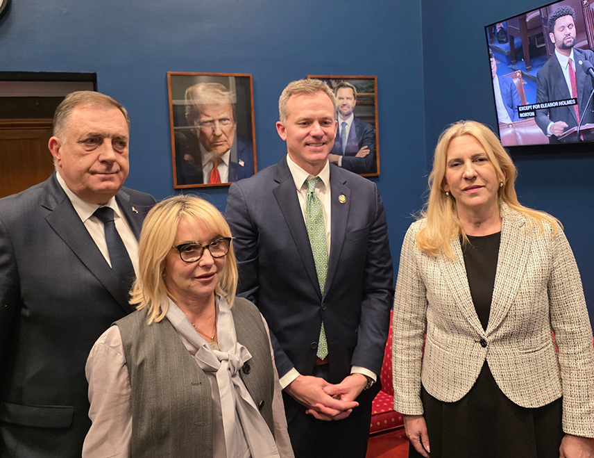 БАЊАЛУКА, 7. ФЕБРУАРА /СРНА/ - Чланови делегације Републике Српске, која је боравила у вишедневној посјети Сједињеним Америчким Државама, одржаће данас у Бањалуци конференцију за новинаре у 14.45 часова, а не у 13.00, како је раније најављено.