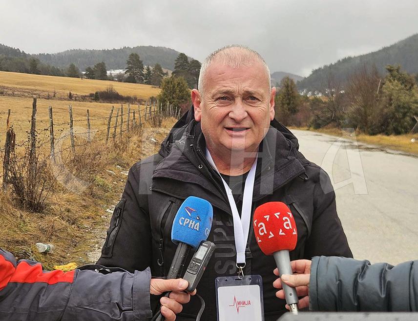 СОКОЛАЦ, 7. ФЕБРУАРА /СРНА/ - Продуцент филма "Линија" о доктору Миодрагу Лазићу и епском егзодусу сарајевских Срба Горан Иконић истакао је да је данашње снимање завршених сцена овог историјског пројекта било изузетно емотивно и изазвало сузе код учесника и публике.