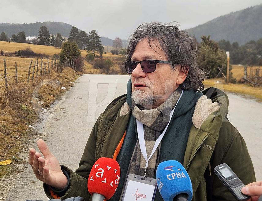 СОКОЛАЦ, 7. ФЕБРУАРА /СРНА/ - Продукција "Први кадар" из Источног Сарајева је изузетно почаствована што је дио историјског пројекта снимања филма "Линија" о доктору Миодрагу Лазићу, егзодусу сарајевских Срба и њиховој голготи, изјавио је извршни продуцент филма за Републику Српску режисер Витомир Митрић.